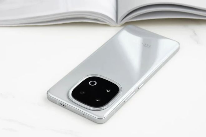 屏幕“最佳”的4款手机PP电子导航2025(图3)